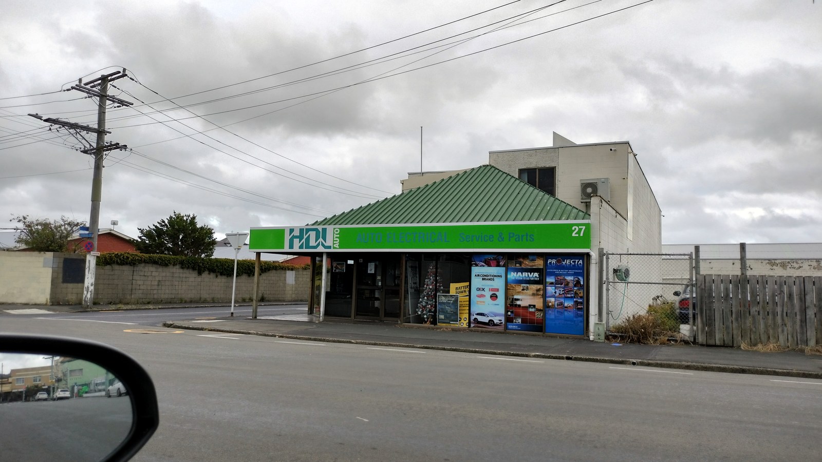 Oficina mecânica com veículo em manutenção, usada para representar recuperação de clientes inativos